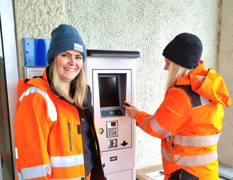 To trafikkbetjenter ser på den nye parkeringsautomaten. Foto