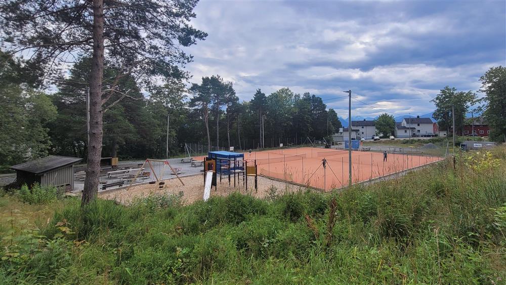 oversiktsbilde av tennisbaner og lekeplass like ved. Foto. - Klikk for stort bilde