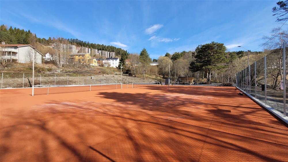 Foto av to tennisbaner - Klikk for stort bilde